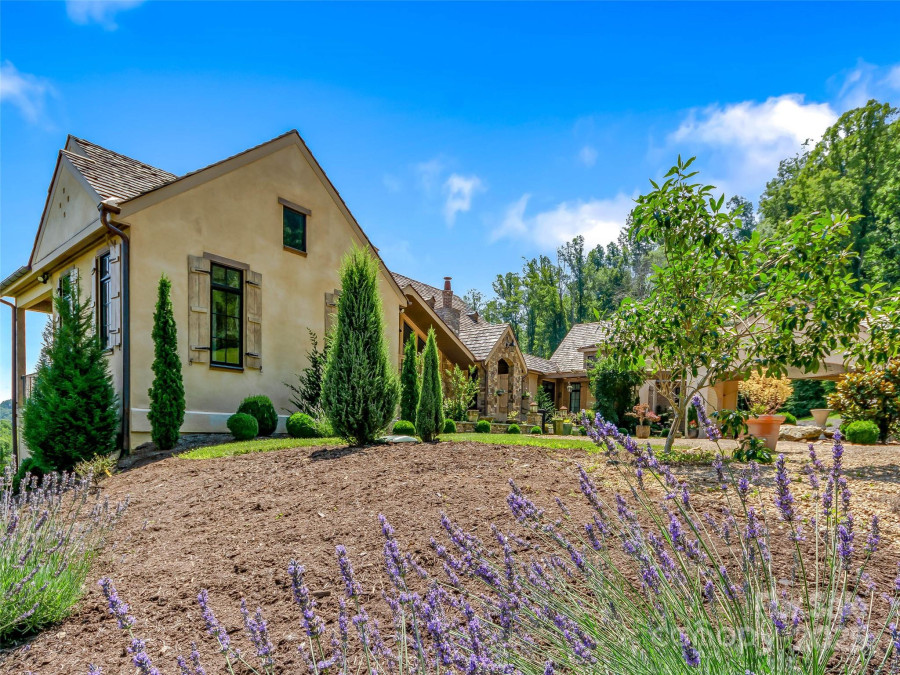 384 Doan Town Rd Burnsville, NC 28714