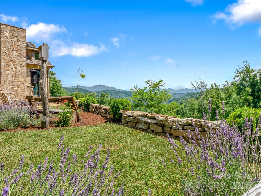 384 Doan Town Rd Burnsville, NC 28714