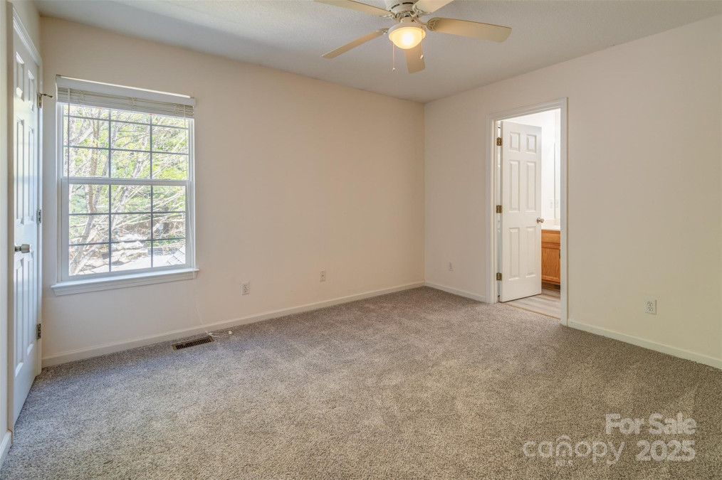 9 Willoughby Run Dr Asheville, NC 28803