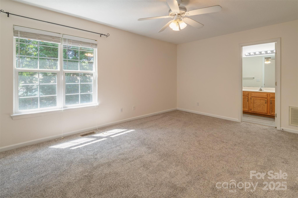 9 Willoughby Run Dr Asheville, NC 28803