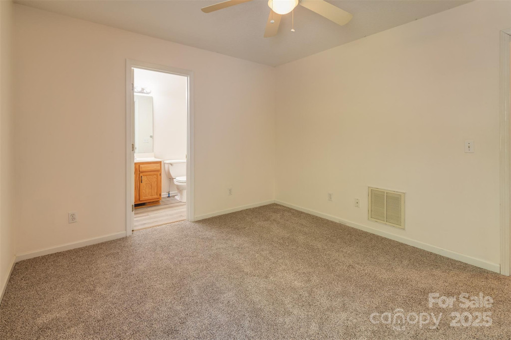 9 Willoughby Run Dr Asheville, NC 28803