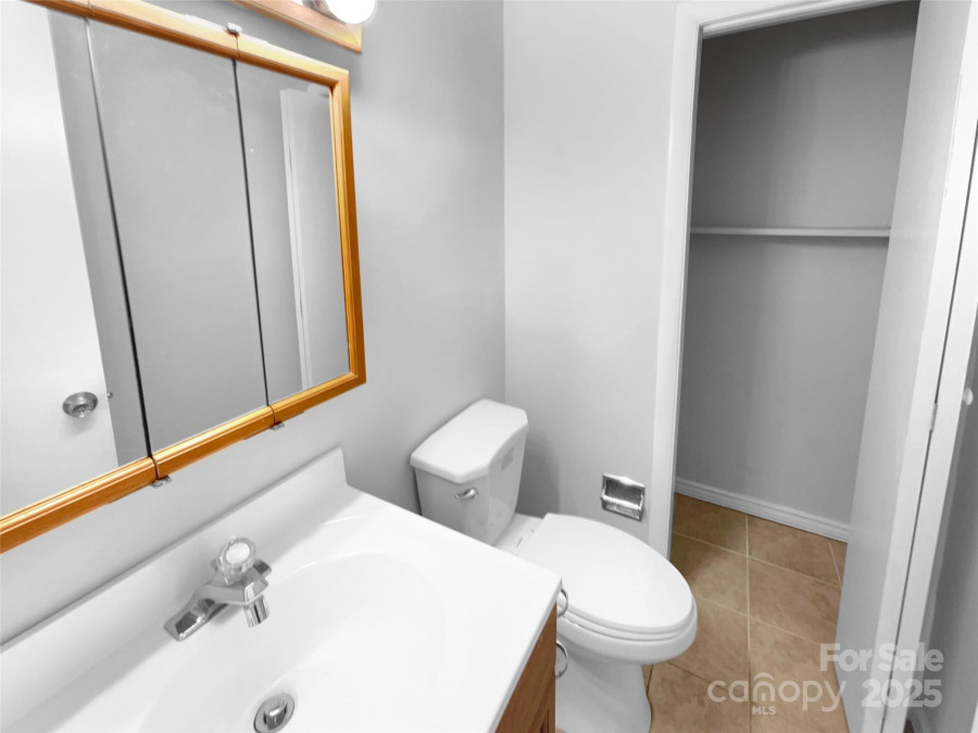 827 Ford Dr Lowell, NC 28098