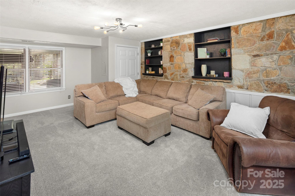 4075 Little River Rd Hendersonville, NC 28739