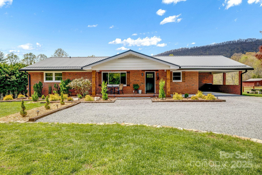 95 Hunters Ridge Rd Mills River, NC 28759