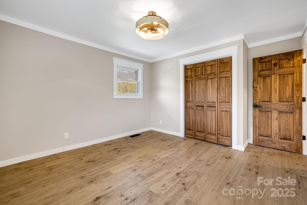 95 Hunters Ridge Rd Mills River, NC 28759