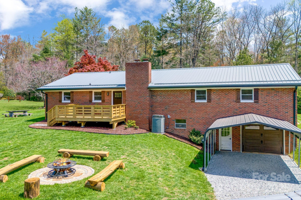 95 Hunters Ridge Rd Mills River, NC 28759