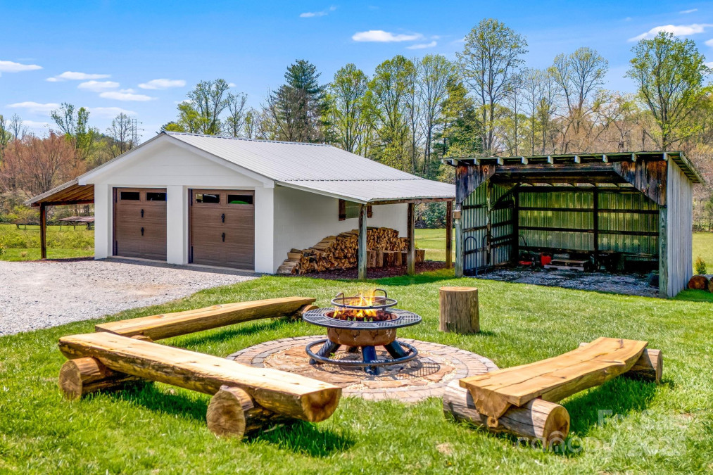 95 Hunters Ridge Rd Mills River, NC 28759
