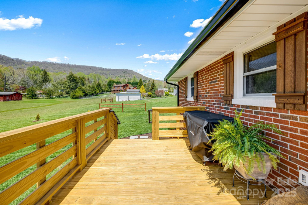 95 Hunters Ridge Rd Mills River, NC 28759