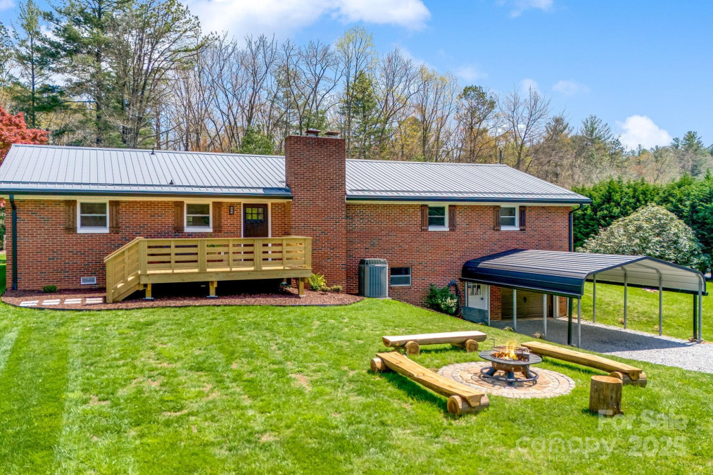 95 Hunters Ridge Rd Mills River, NC 28759