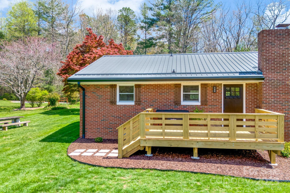 95 Hunters Ridge Rd Mills River, NC 28759