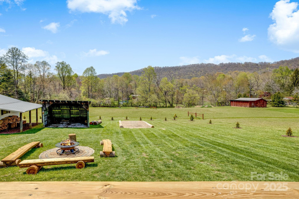 95 Hunters Ridge Rd Mills River, NC 28759