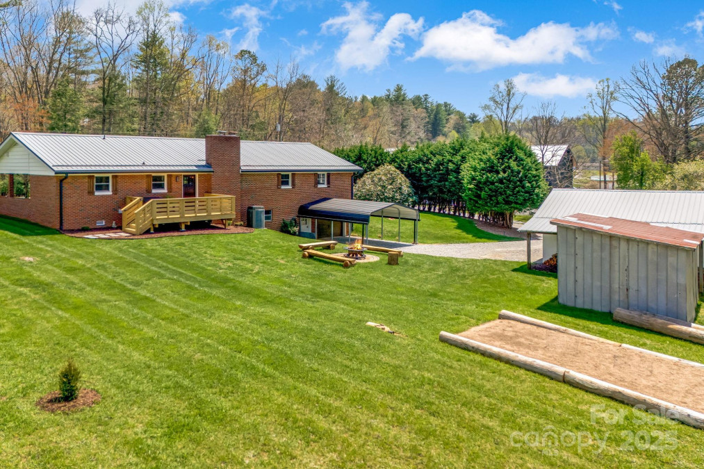 95 Hunters Ridge Rd Mills River, NC 28759