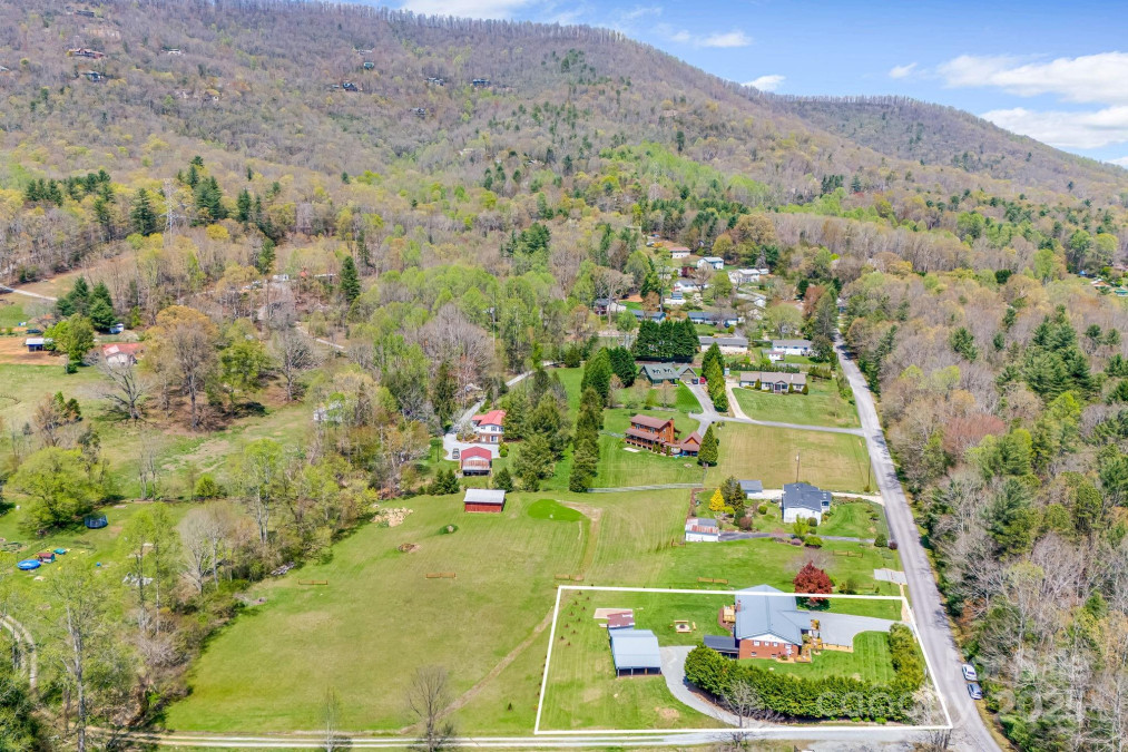 95 Hunters Ridge Rd Mills River, NC 28759