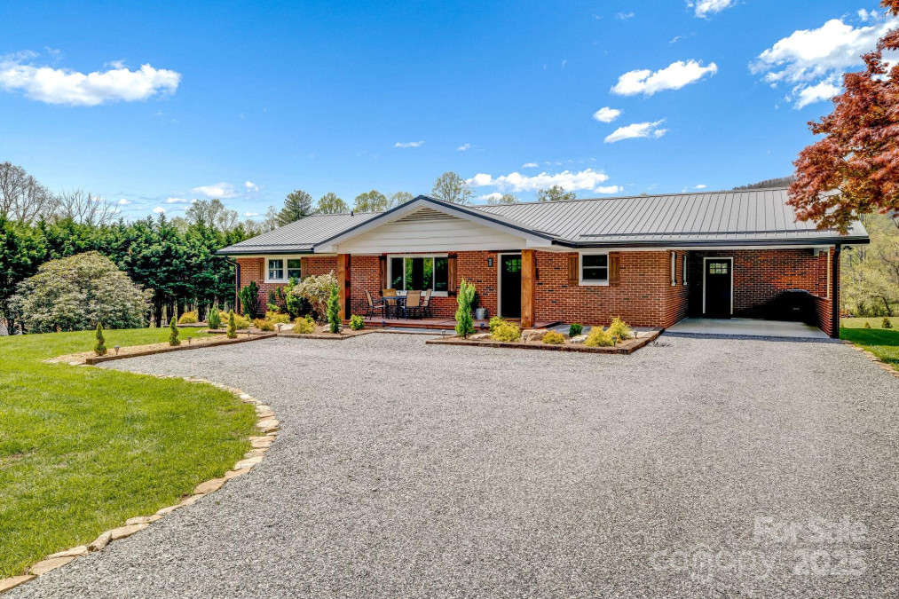 95 Hunters Ridge Rd Mills River, NC 28759