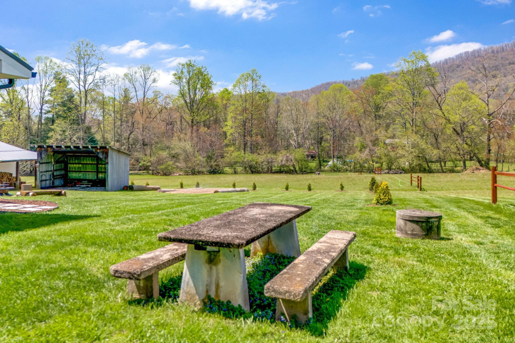 95 Hunters Ridge Rd Mills River, NC 28759