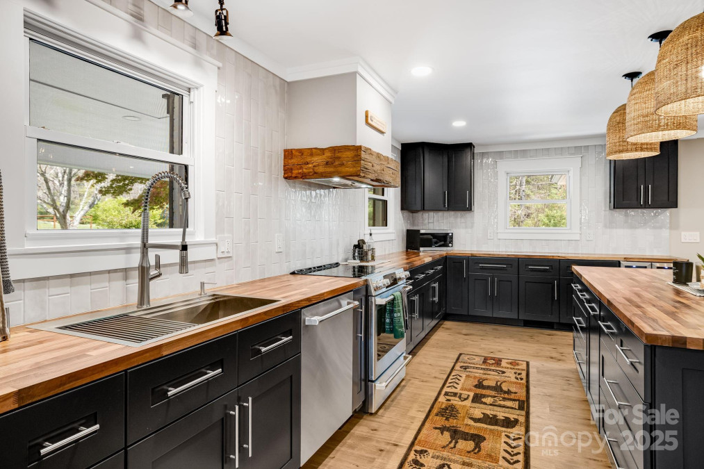 95 Hunters Ridge Rd Mills River, NC 28759