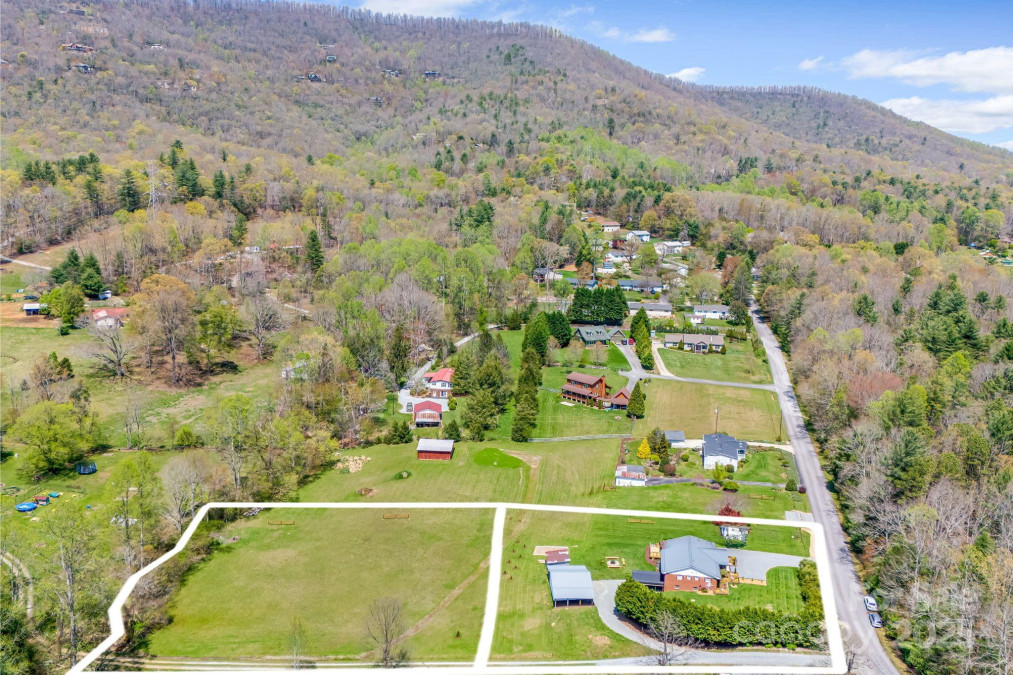 95 Hunters Ridge Rd Mills River, NC 28759