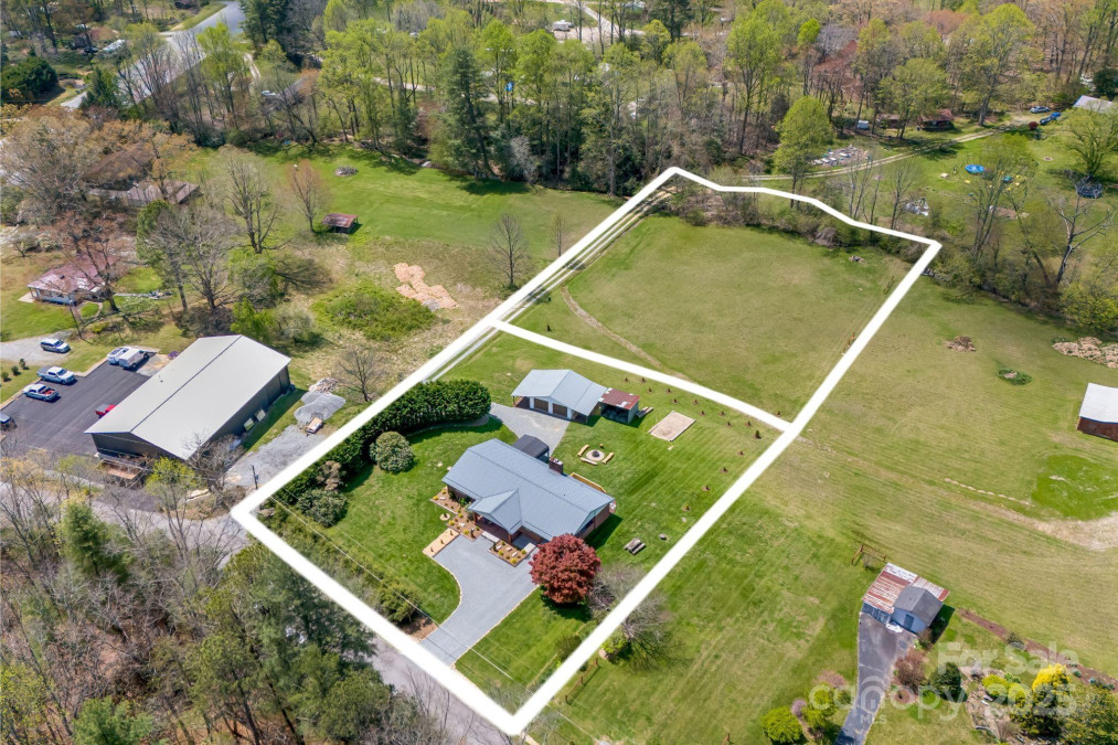 95 Hunters Ridge Rd Mills River, NC 28759