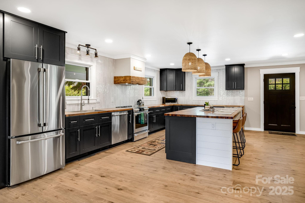 95 Hunters Ridge Rd Mills River, NC 28759