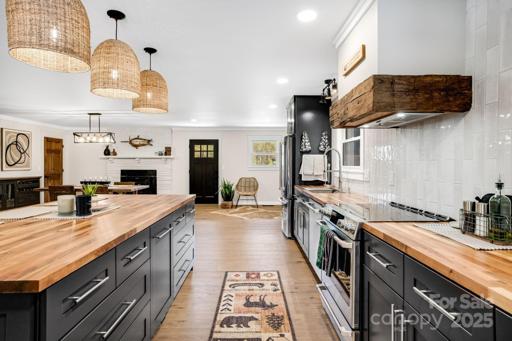 95 Hunters Ridge Rd Mills River, NC 28759