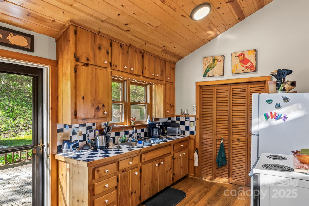 1159 Rockdale Rd Bakersville, NC 28705