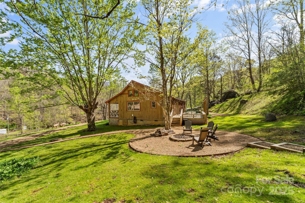 1159 Rockdale Rd Bakersville, NC 28705