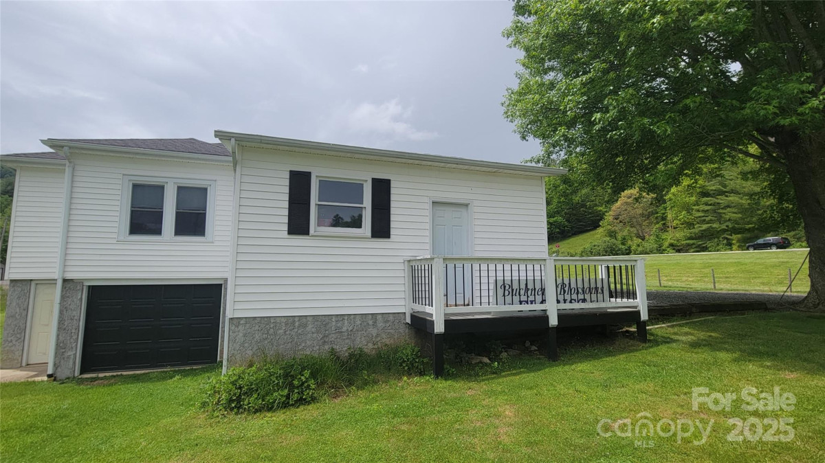 18 Misty Meadows Rd Burnsville, NC 28714