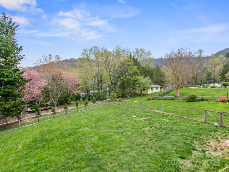 612 Christian Creek Rd Swannanoa, NC 28778