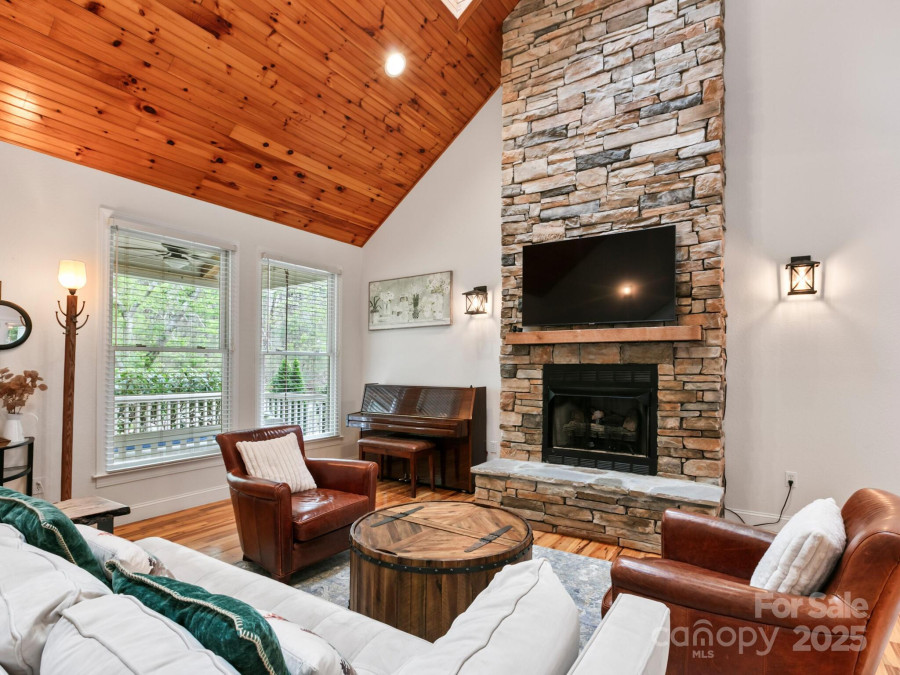 612 Christian Creek Rd Swannanoa, NC 28778