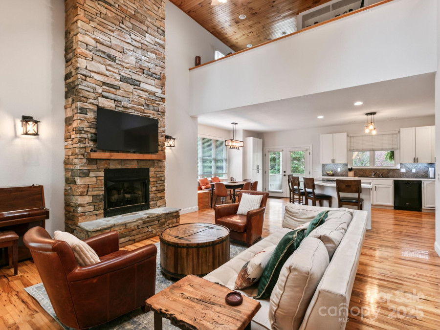 612 Christian Creek Rd Swannanoa, NC 28778