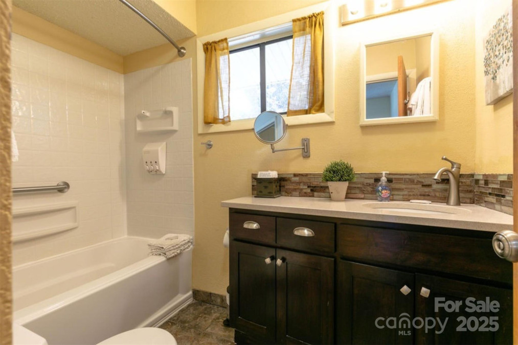 7 Delano Rd Asheville, NC 28805