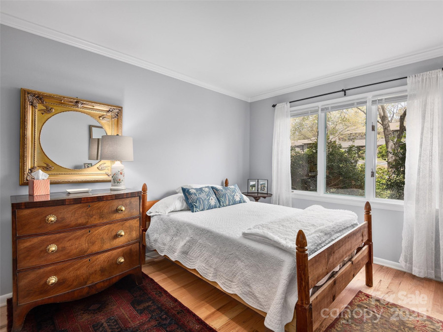 521 Crowfields Ln Asheville, NC 28803