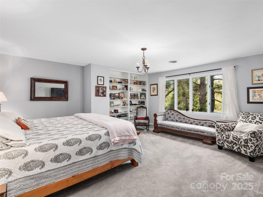 521 Crowfields Ln Asheville, NC 28803