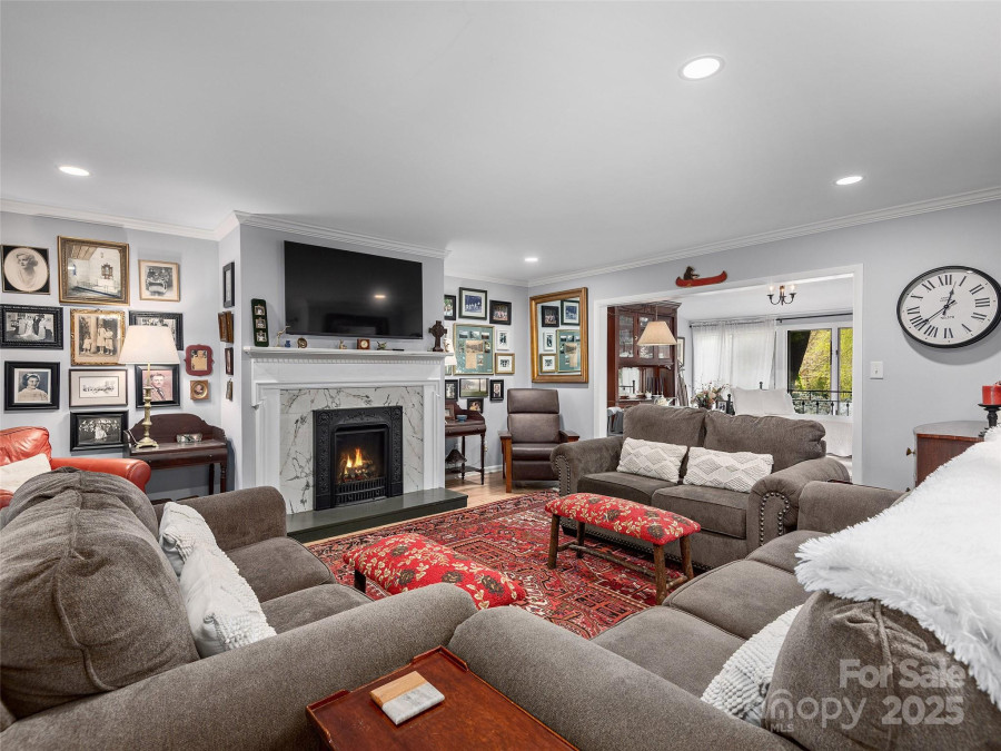 521 Crowfields Ln Asheville, NC 28803