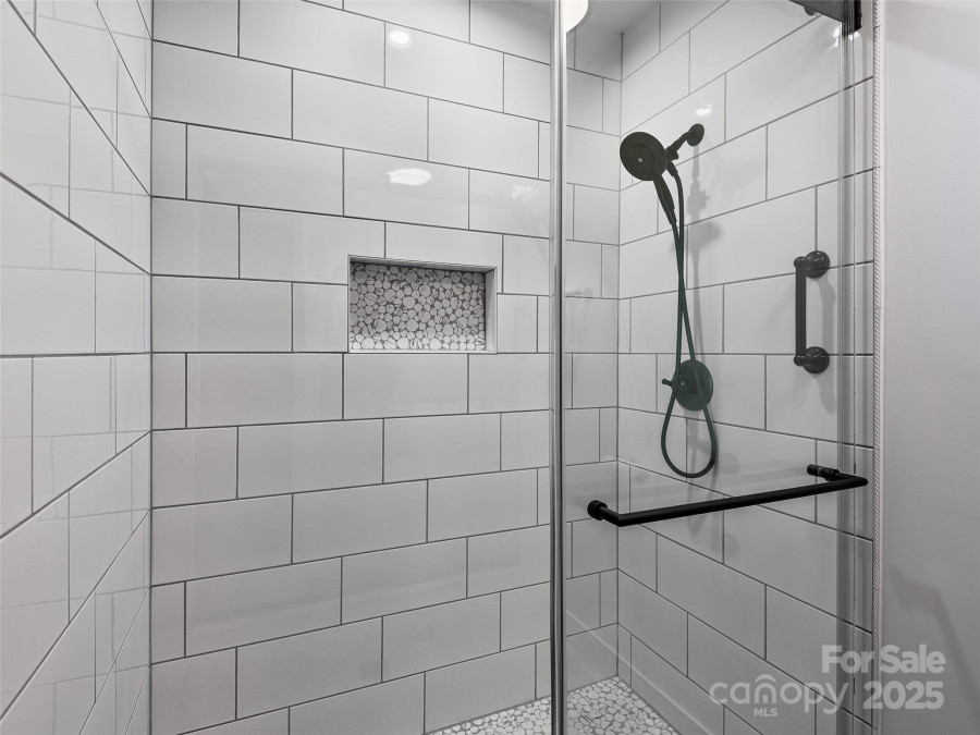 521 Crowfields Ln Asheville, NC 28803