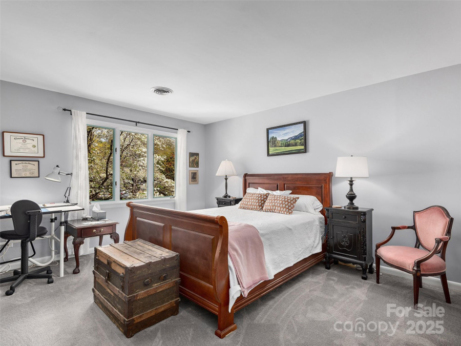 521 Crowfields Ln Asheville, NC 28803