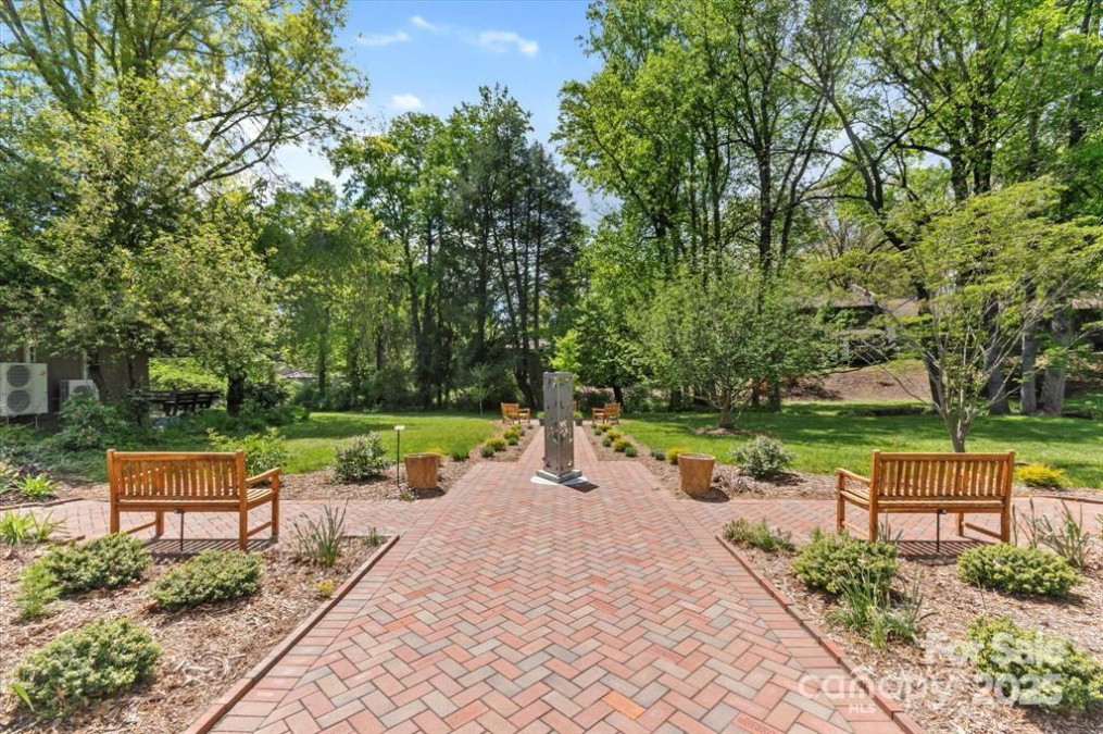 521 Crowfields Ln Asheville, NC 28803
