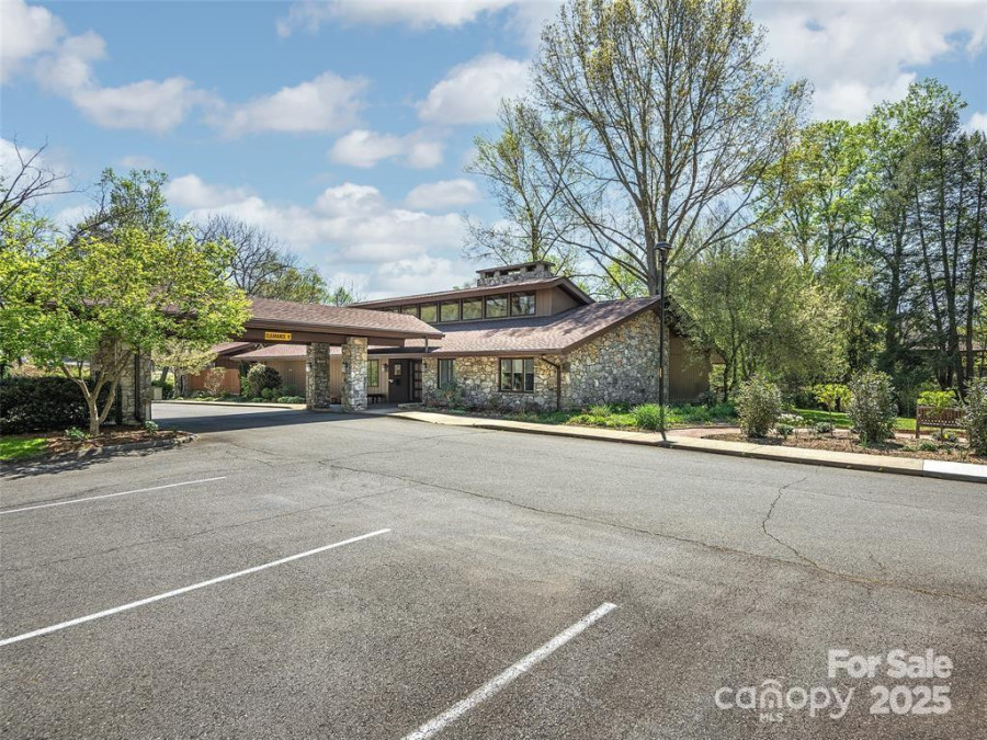 521 Crowfields Ln Asheville, NC 28803