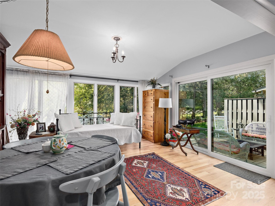 521 Crowfields Ln Asheville, NC 28803