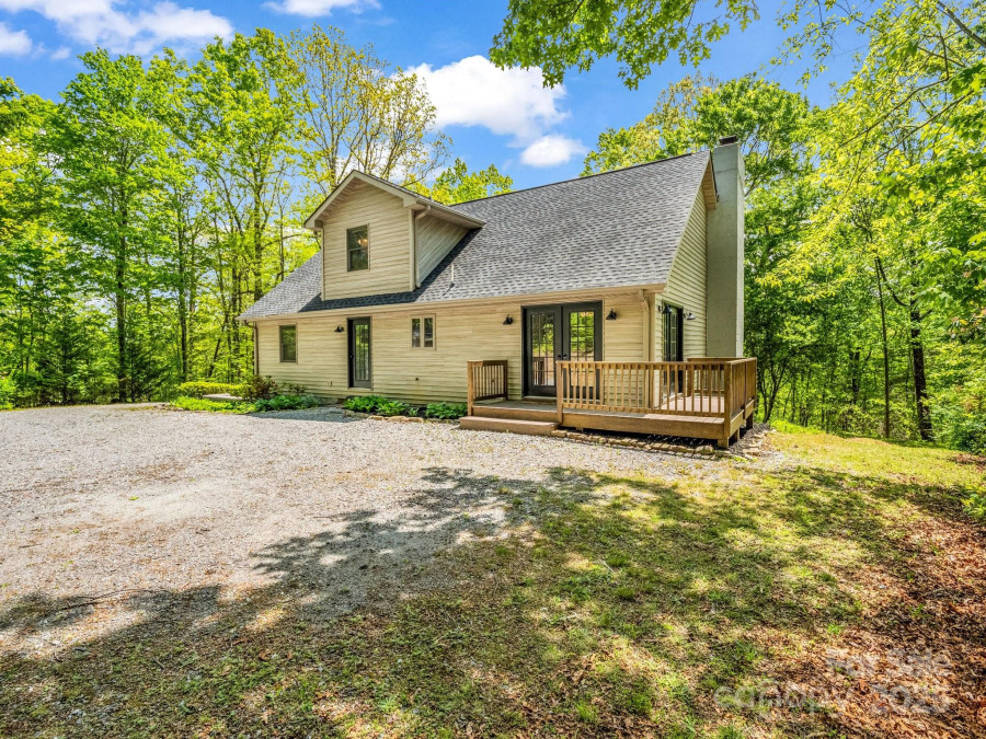2304 Mountain Page Rd Saluda, NC 28773