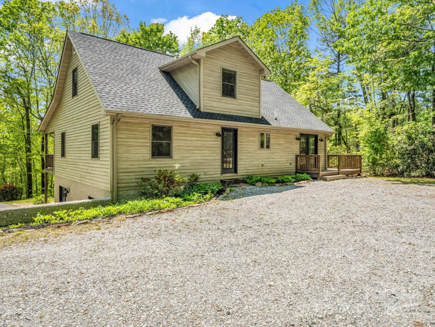 2304 Mountain Page Rd Saluda, NC 28773