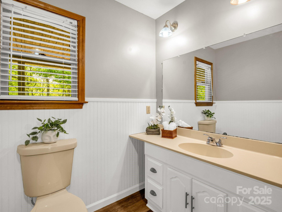 2304 Mountain Page Rd Saluda, NC 28773