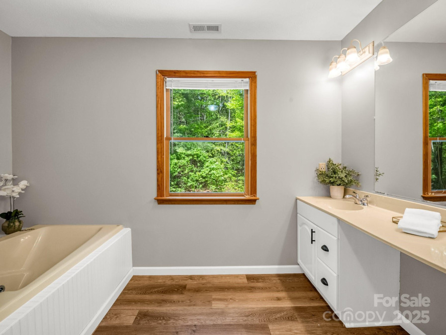 2304 Mountain Page Rd Saluda, NC 28773