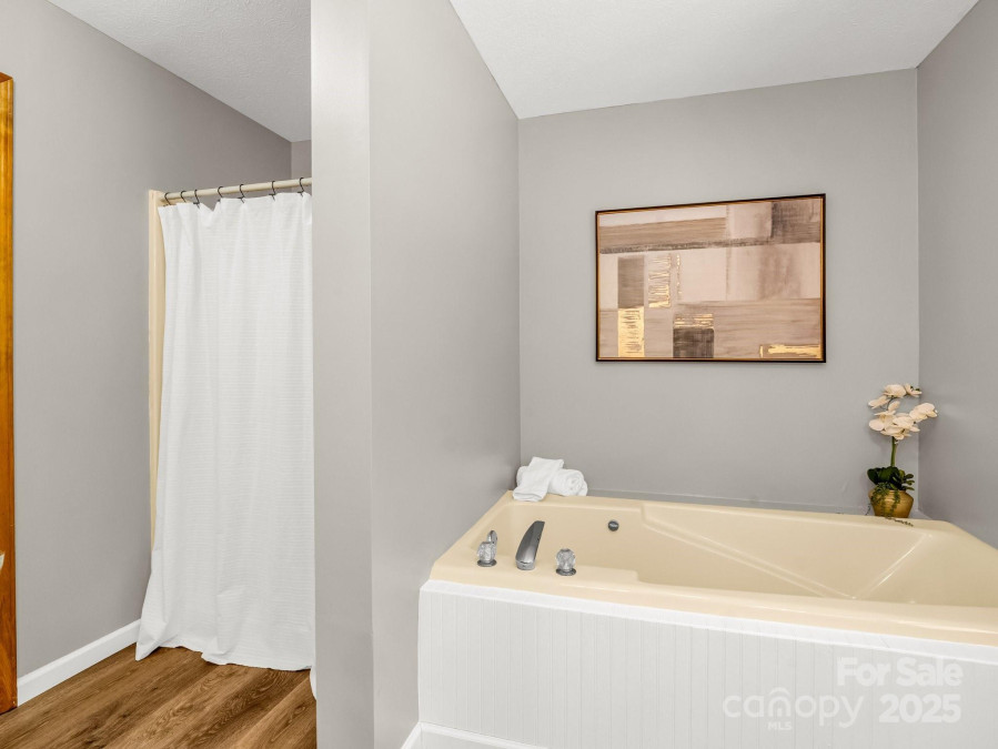 2304 Mountain Page Rd Saluda, NC 28773