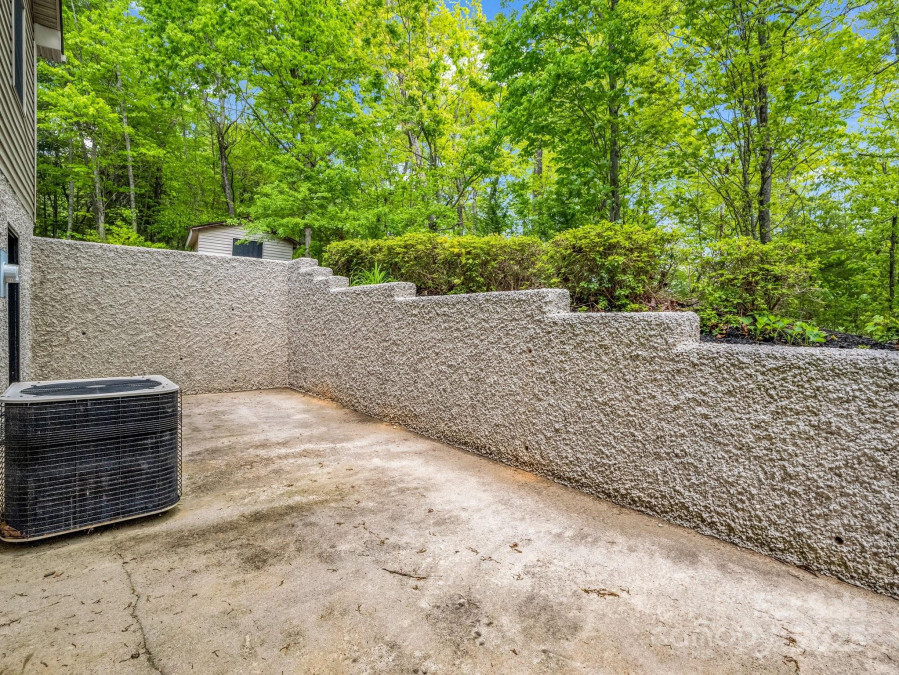 2304 Mountain Page Rd Saluda, NC 28773