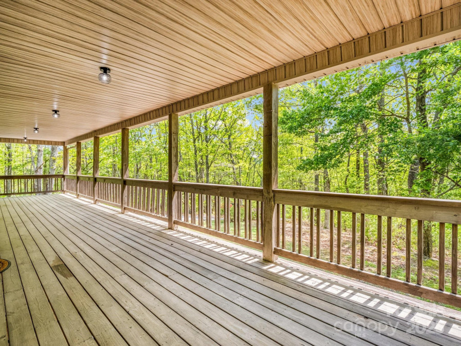2304 Mountain Page Rd Saluda, NC 28773