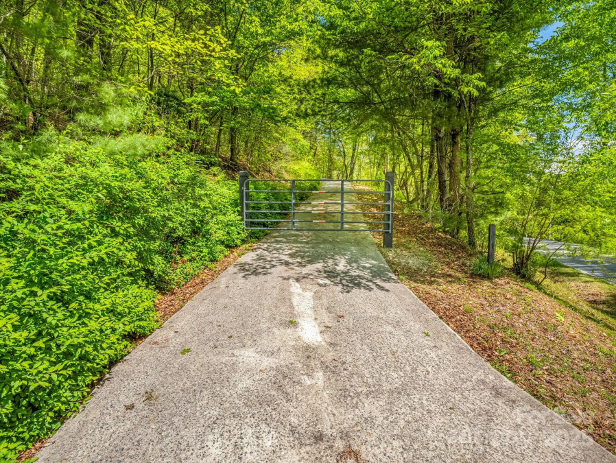 2304 Mountain Page Rd Saluda, NC 28773