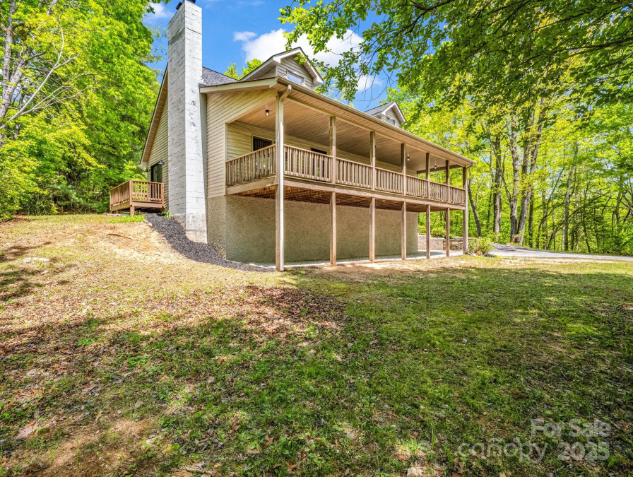2304 Mountain Page Rd Saluda, NC 28773