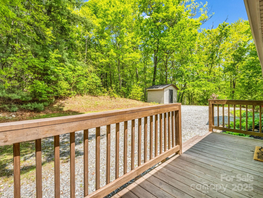 2304 Mountain Page Rd Saluda, NC 28773