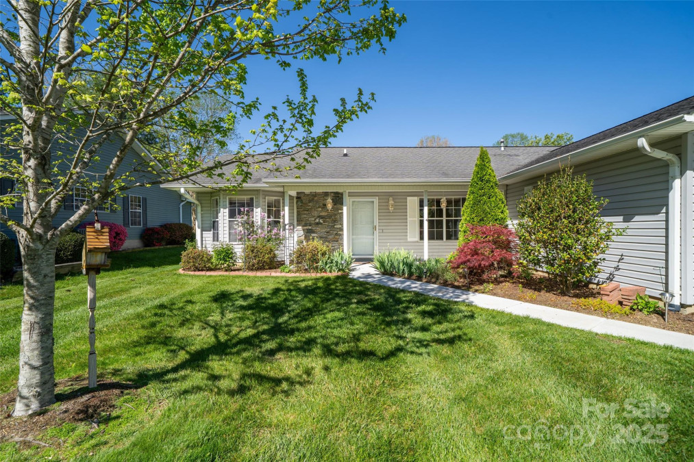 727 Saint Johns Way Hendersonville, NC 28791
